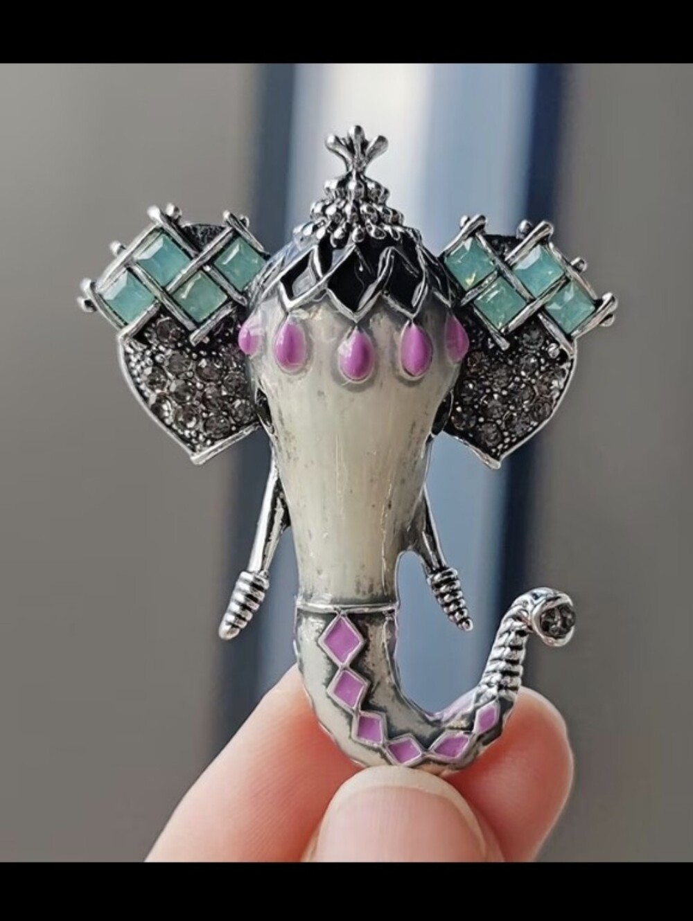 Beautiful Elephant Brooch NEW